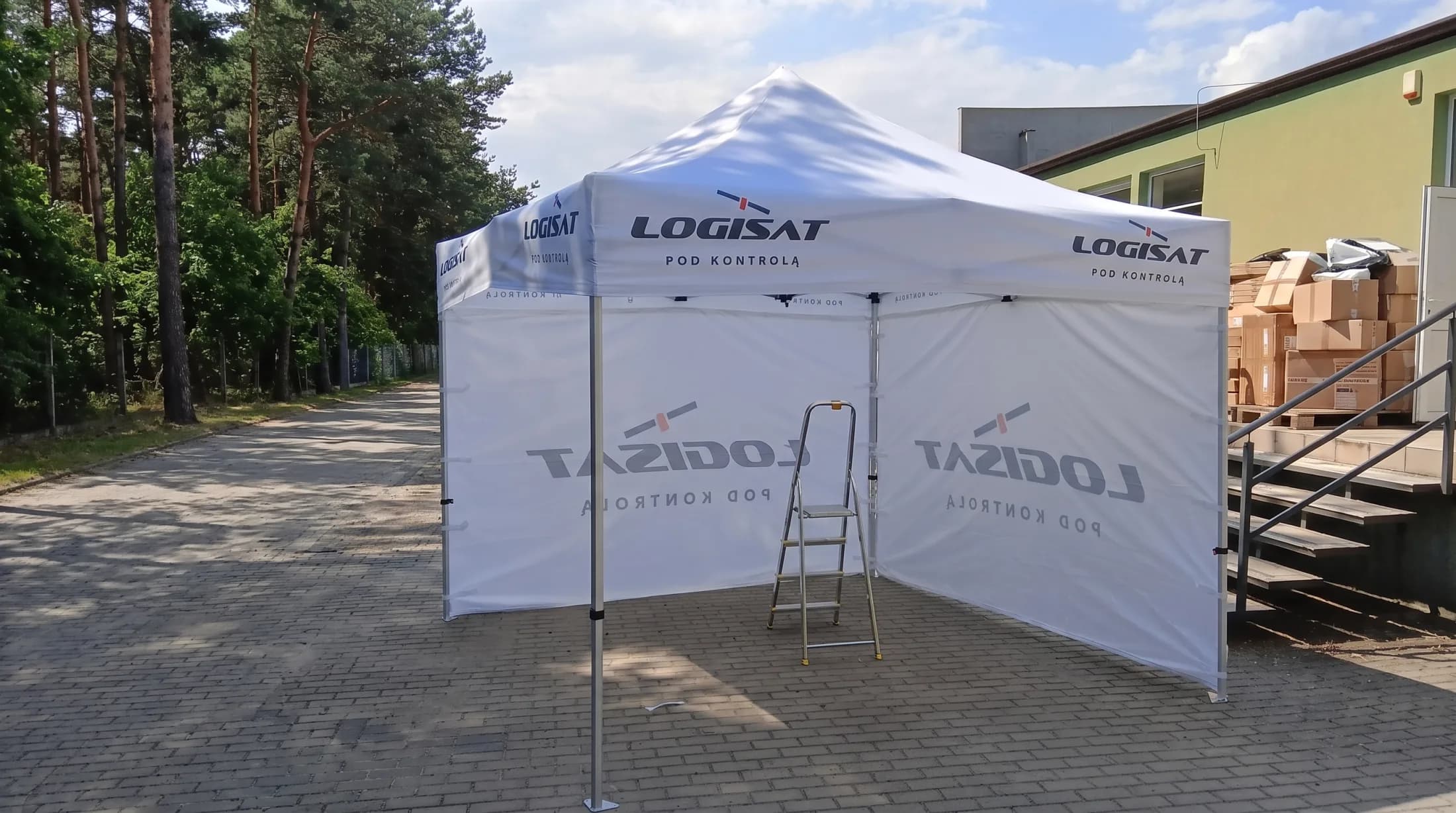 Bílý reklamní stan Logisat s potiskem
