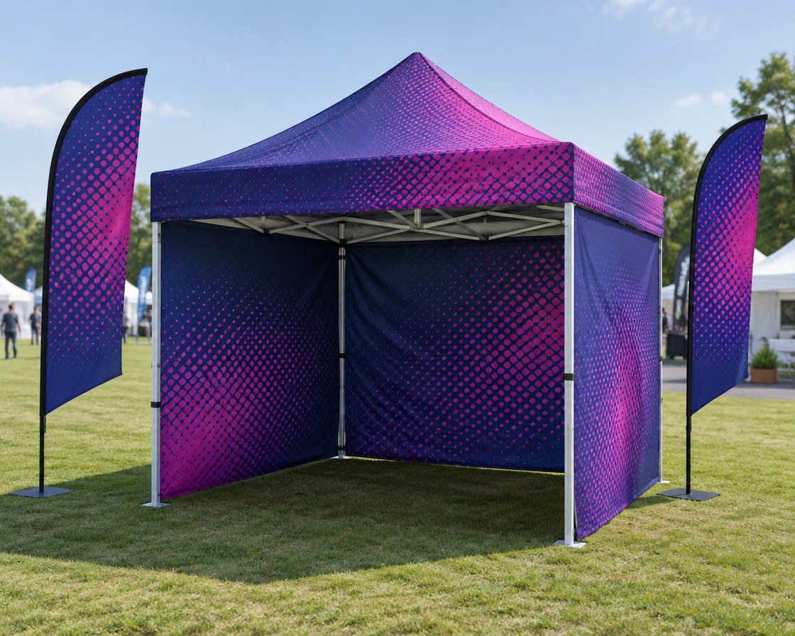 Reklamní stan 3x3 s potiskem na střeše a třech stěnách, se dvěma beachflagy, na trávě během venkovní akce